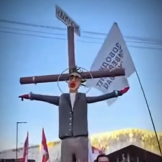 Blokaderi inspirisani Hrvatima; Evo odakle im ideja o lutki sa likom Vučića VIDEO