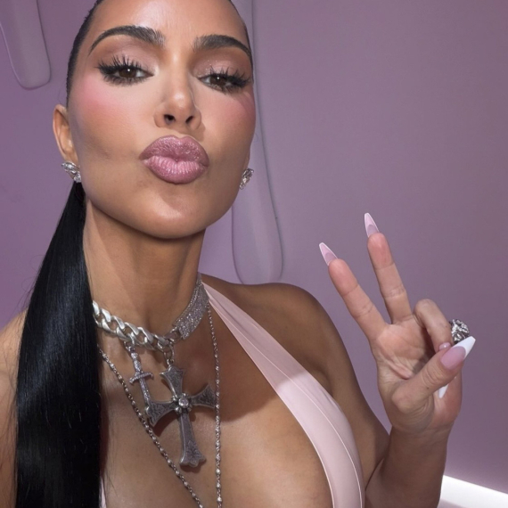 Kriju se, ali bezuspešno: Kim Kardašijan i Luis Hamilton zagrljeni usred pustinje VIDEO