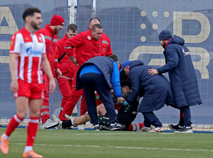 Užasne scene u Pazaru – Mateus dobio udarac u glavu, odmah zamenjen! FOTO