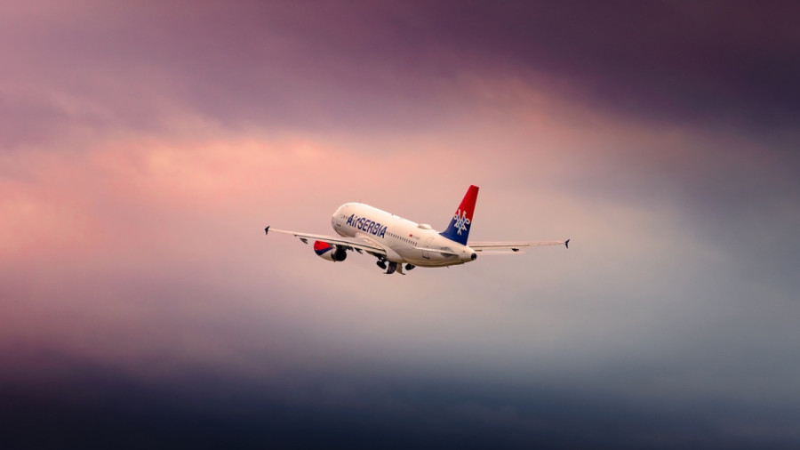 Avion Er Srbije sleteo u Beograd sa 262 naša građana evakuisanih iz ratne zone; Među njima i 14 beba