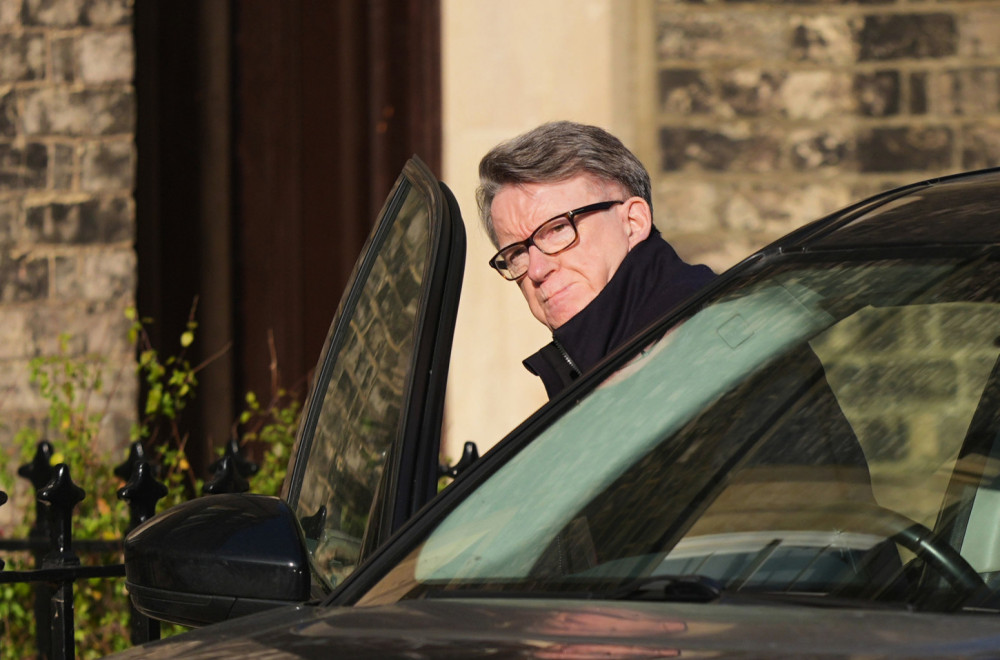 Mandelson na slobodi, ali uz istragu