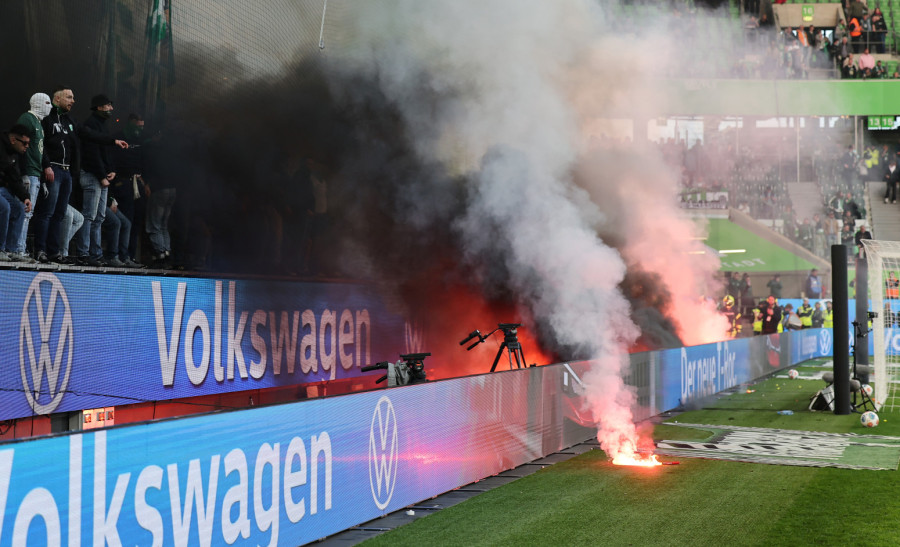 Nesvakidašnji haos u Bundesligi – igrači se tukli, navijači divljali FOTO