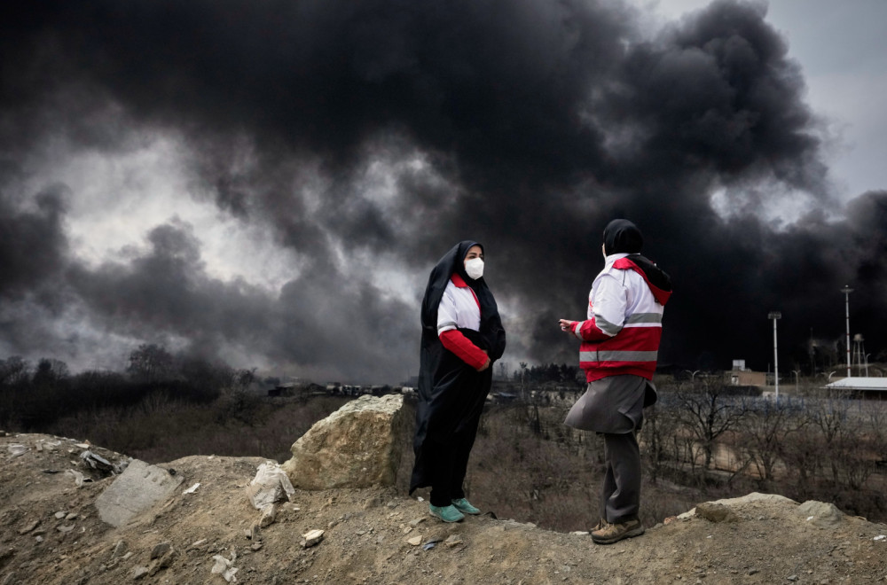 Iran launched a new massive attack; Huge fire at a refinery in Bahrain; Large number of dead VIDEO