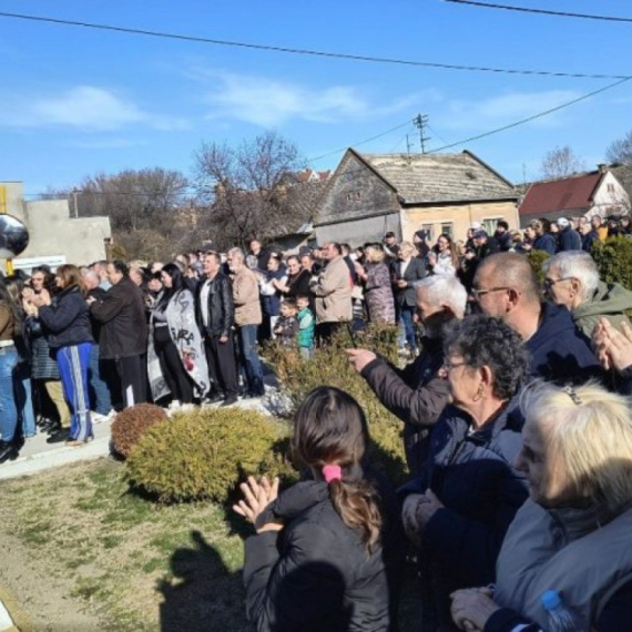 Veliki broj građana Crvenke se okupio da pozdravi Vučića: "Uradićemo važne i dobre stvari za sve" VIDEO