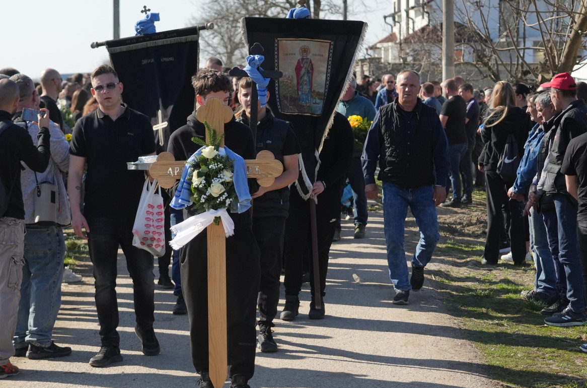 Sahranjen Dragan Lazić: Neutešna porodica i prijatelji na groblju u Bestaču