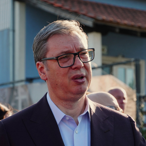 Vučić u poseti fabrici MB Namenska Lučani
