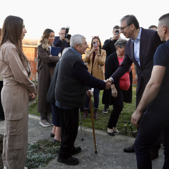 "Dobićete put za 10 dana"; Vučić u Kopljaru kod Aranđelovca obećao ulaganja