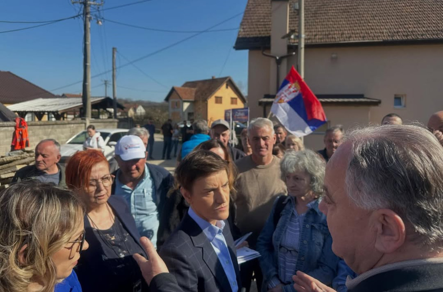 Brnabić u Lučanima: "Srbija mora da radi, nikako da stoji i bude blokirana"; Razgovarala sa mladima FOTO