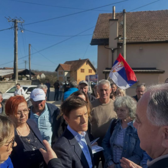 Brnabić u Lučanima: "Srbija mora da radi, nikako da stoji i bude blokirana"; Razgovarala sa mladima FOTO