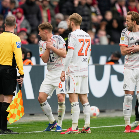 Ludilo u derbiju Bundeslige – Bajern "preživeo" sa devetoricom! VIDEO