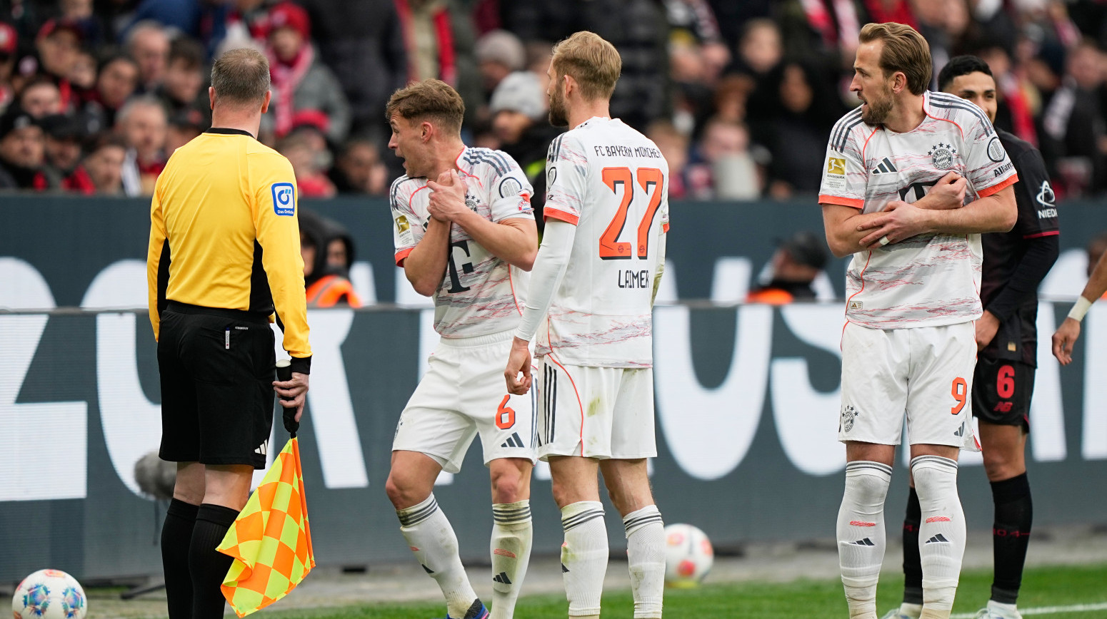 Ludilo u derbiju Bundeslige – Bajern "preživeo" sa devetoricom! VIDEO