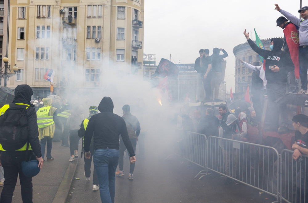 SNS: "Blokaderi na najgrublji način uznemiravaju, provociraju i prete građanima lokalnih samouprava"