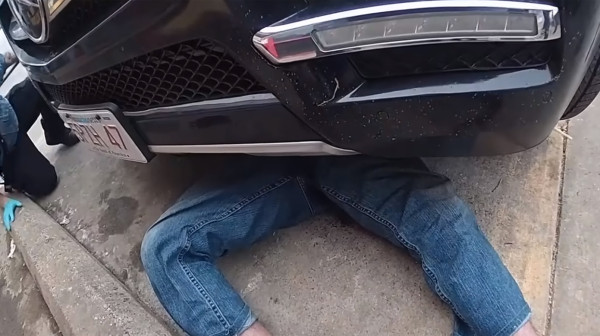 Vozač ostao zarobljen ispod SUV-a nakon pada dizalice; Spasila ga policija VIDEO