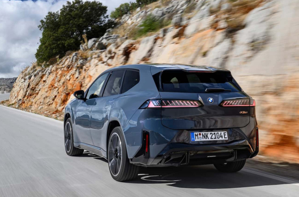 BMW želi da do 2030. izjednači prodaju električnih i benzinskih automobila