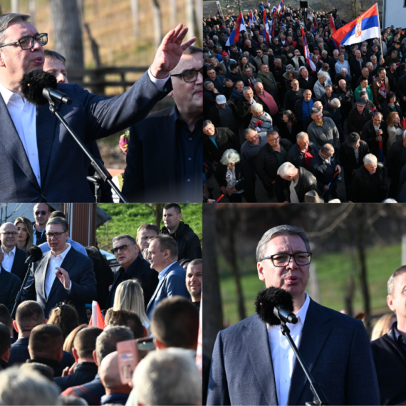 Vučić u Lučanima; Dočekao ga veliki broj ljudi u selu Kotraža; Za trpezom sa porodicom Repanović FOTO/VIDEO