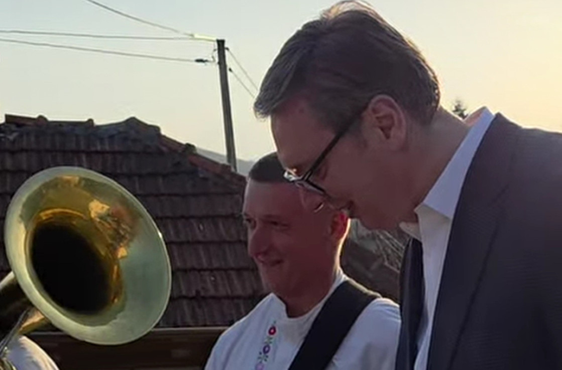 Vučić sve iznenadio i zasvirao u Kotraži: "Uvek može neki brži ritam da zatreba u izgradnji naše Srbije" VIDEO