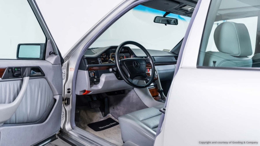 Mercedes star više od 30 godina prodat za ogromnu sumu – razlog je poznati vlasnik FOTO