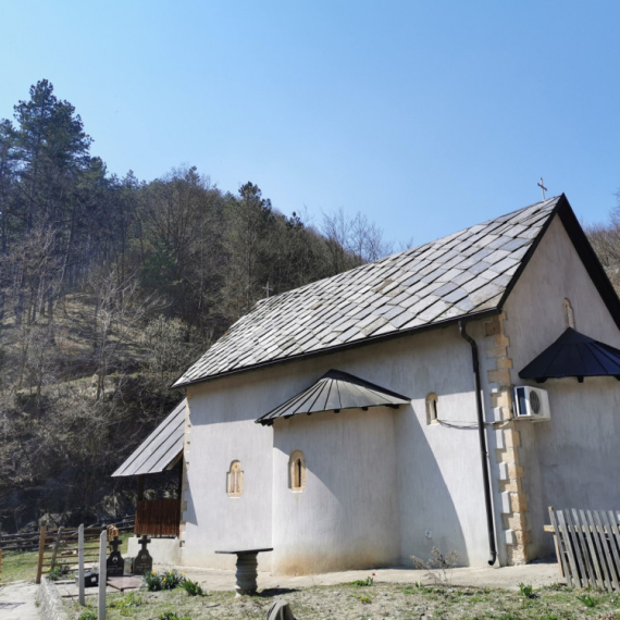 Čudotvorni izvor podno planine Jelice: Mnogi su ovde u molitvi pronašli spas FOTO