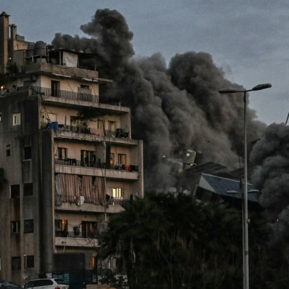 Israel carried out heavy bombardment of Beirut; building leveled to the ground; "Evacuate immediately" VIDEO