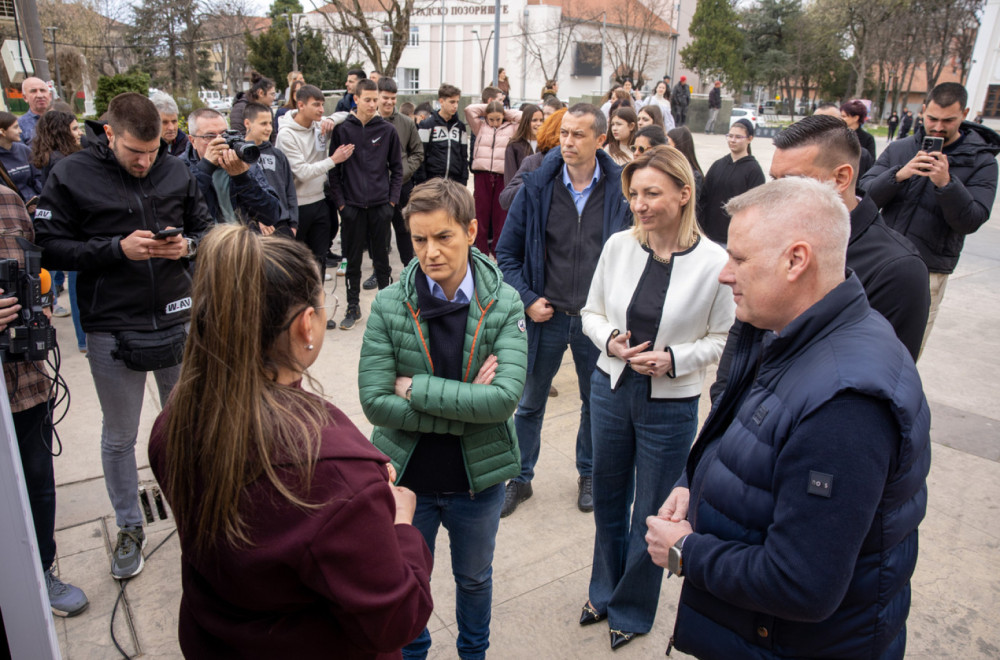 Brnabić u Smederevskoj Palanci razgovarala s građanima; "Utisak je jedan, svi znaju za koga da glasaju" FOTO