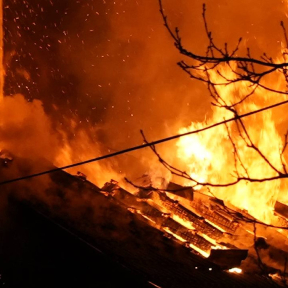 Veliki požar u Čačku: Zapalila se radionica u Suvom Bregu; Vatra zahvatila i kuću FOTO