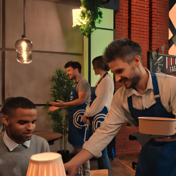 Aleksandar u Masterchefu na tečnom španskom posluživao goste iz inostranstva