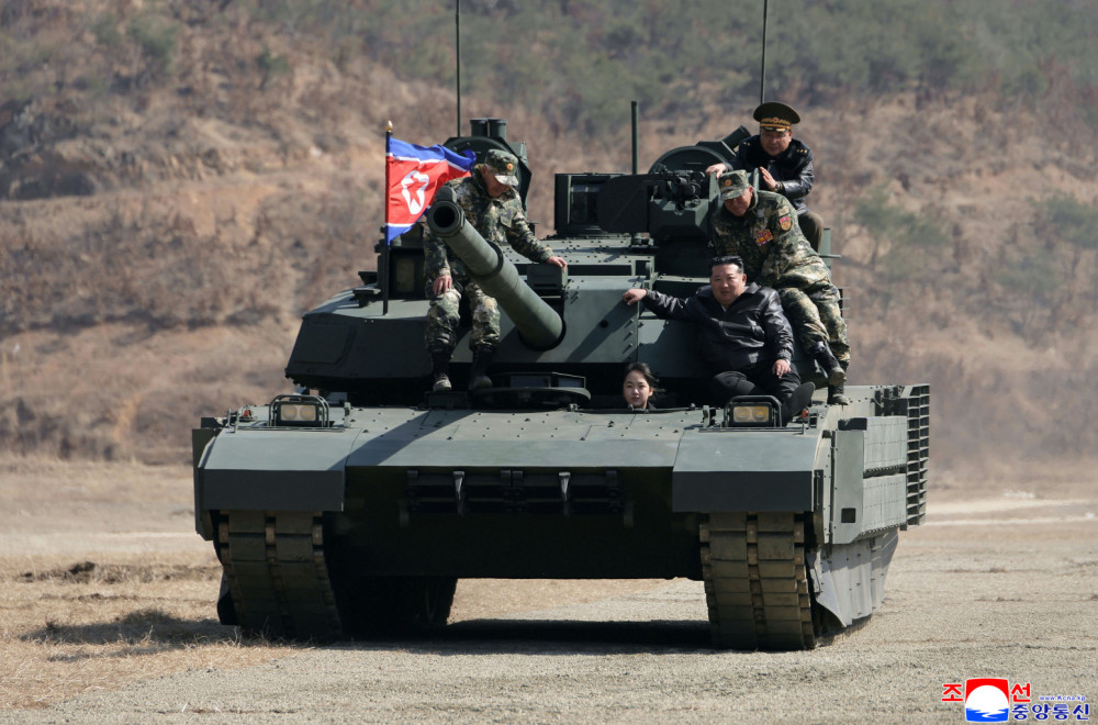 Maloletna ćerka Kim Džong Una vozila tenk; Tata ponosan FOTO