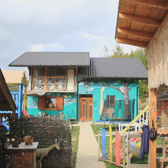 Srpski ranč godišnje poseti na stotine ljudi: Šarena oaza u šumi oduzima dah FOTO
