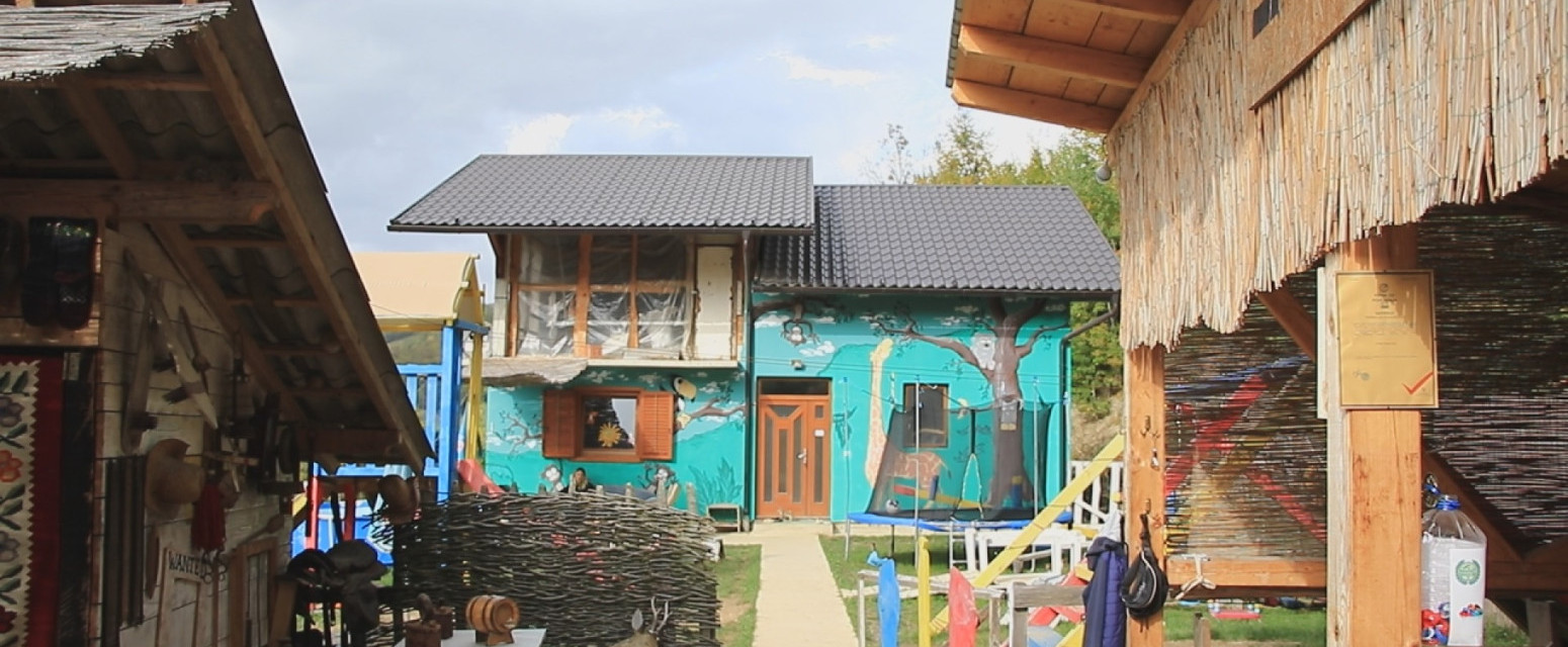 Srpski ranč godišnje poseti na stotine ljudi: Šarena oaza u šumi oduzima dah FOTO