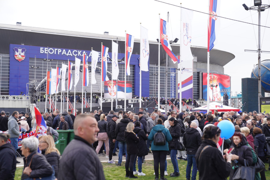 Veličanstveni skup u Beogradskoj areni; Narod u velikom broju došao da pruži podršku Vučiću FOTO