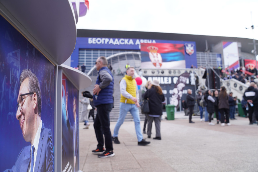 Veličanstveni skup u Beogradskoj areni; Narod u velikom broju došao da pruži podršku Vučiću FOTO