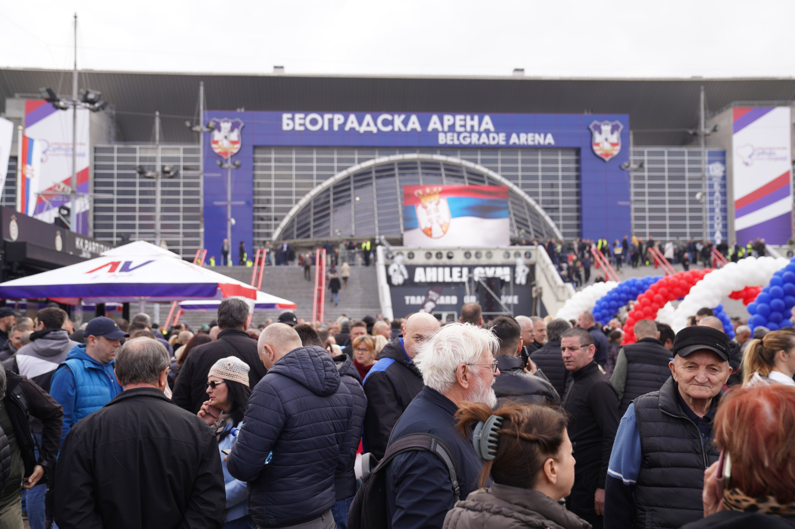 Veličanstveni skup u Beogradskoj areni; Narod u velikom broju došao da pruži podršku Vučiću FOTO