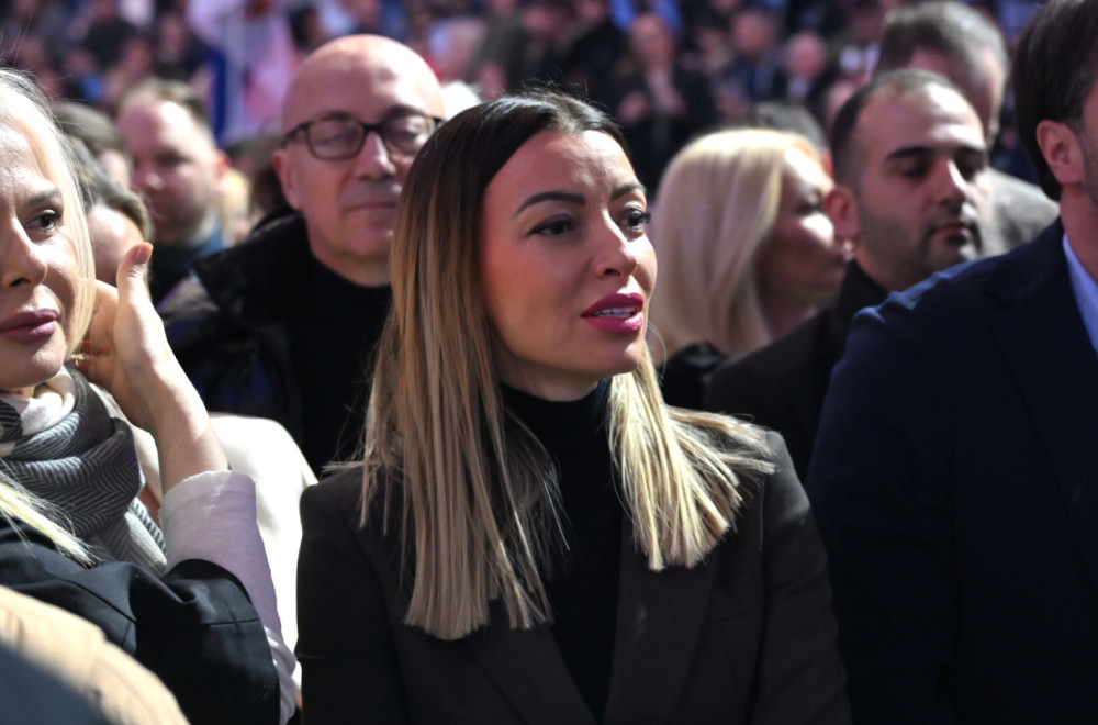 Mesarović na skupu u Areni; "Ponosna na građane koji podržavaju mir i stabilnost"