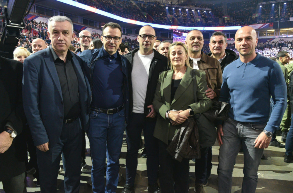 Predstavnici Srpske liste na skupu u Areni; Zajedno sa brojnim Srbima sa KiM došli da podrže Vučića FOTO