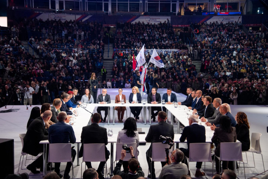 Veličanstveni skup u Beogradskoj areni; Narod u velikom broju došao da pruži podršku Vučiću FOTO