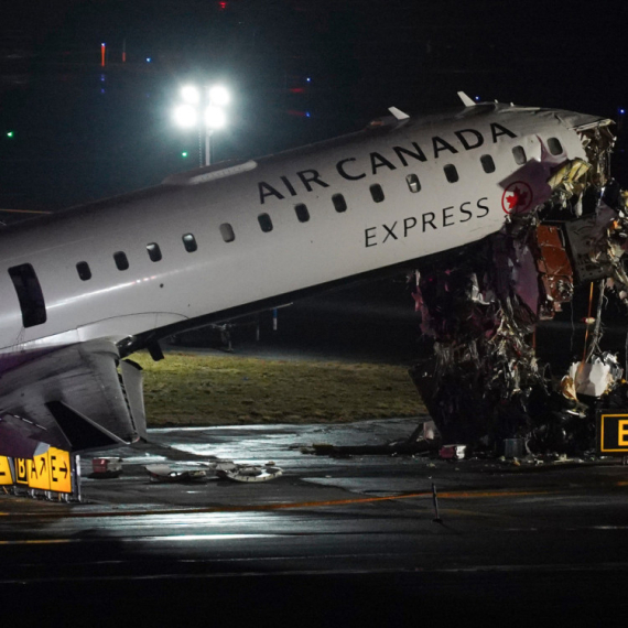 Avion pukao na pola nakon sudara na pisti; Ima mrtvih i povređenih; Sve je u blokadi FOTO/VIDEO