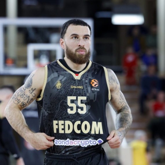 Džejms se oglasio posle isključenja u Pireju