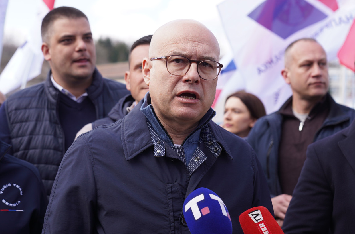 Vučević reagovao na skandalozno ponašanje policije u Novom Sadu: "Ko je na čijoj strani?" VIDEO