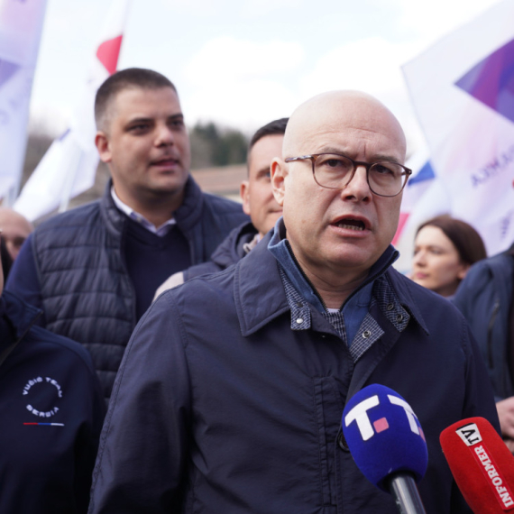 Vučević reagovao na skandalozno ponašanje policije u Novom Sadu: "Ko je na čijoj strani?" VIDEO