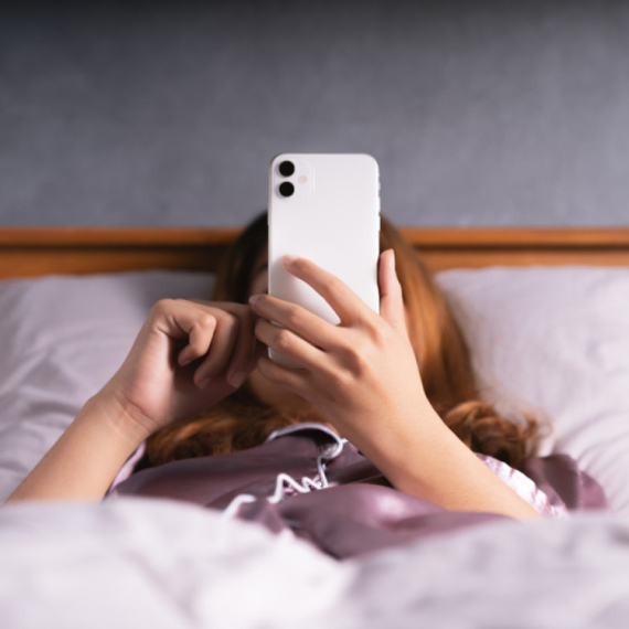 Nije problem samo u očima: Skrolovanje na telefonu opterećuje telo više nego što znate