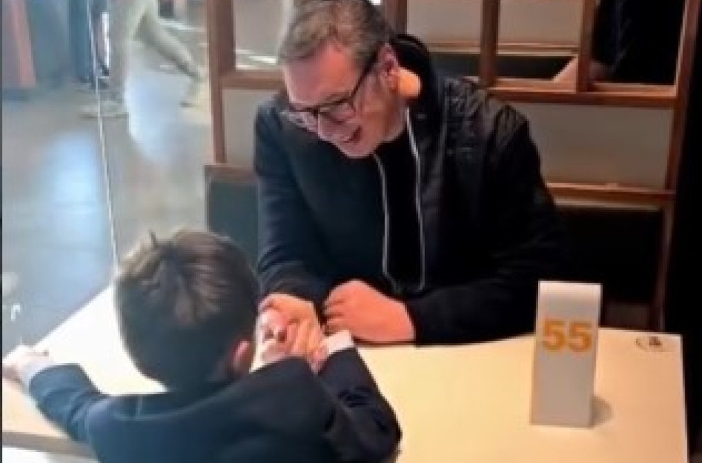 Vučić objavio snimak sa sinom: "Vukan izveo tatu u TC Galerija"; "Lepo je jeo i sa lakoćom mi oborio ruku"