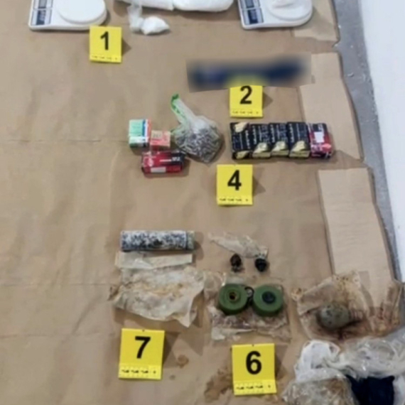 Čitav arsenal: Novosađanin u garaži imao više od 17 kg raznih droga, ali i nagazne mine, pištolje...FOTO
