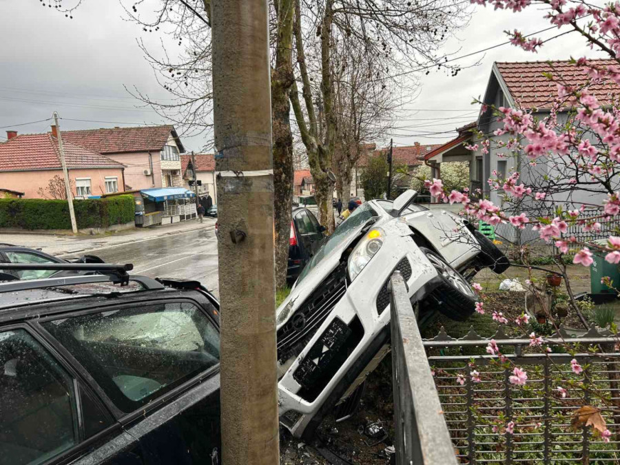 Teška saobraćajna nesreća u Kragujevcu: Poginuo mladić, više osoba povređeno FOTO