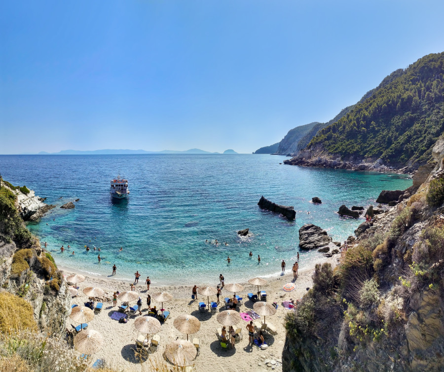Zaboravite druga mesta: Ovo malo grčko ostrvo ima prelepe plaže, borove šume i savršeno je za odmor