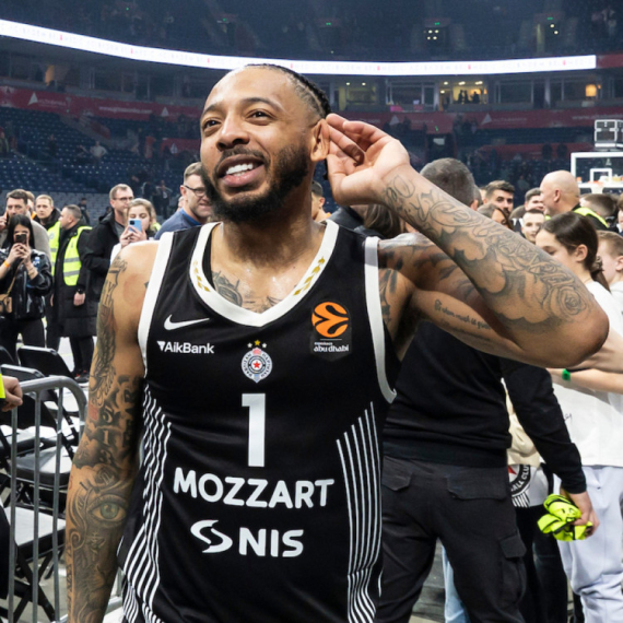 Karlik Džons ostaje u Partizanu