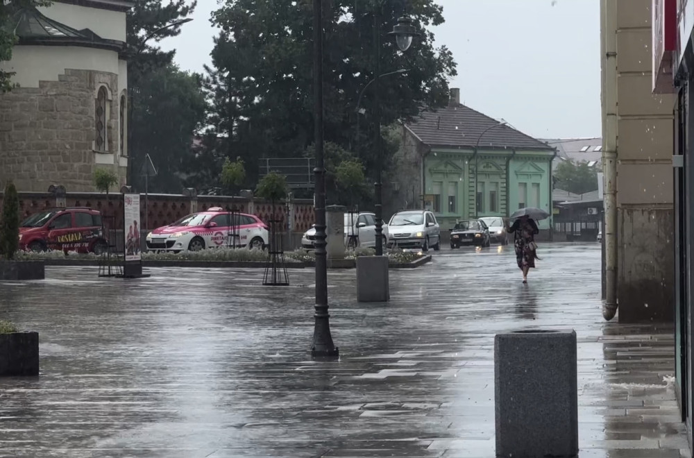 Sprečen potop na ulicama Čačka: Čiste se sve slivne rešetke