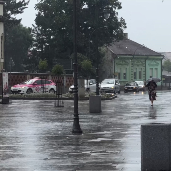Sprečen potop na ulicama Čačka: Čiste se sve slivne rešetke