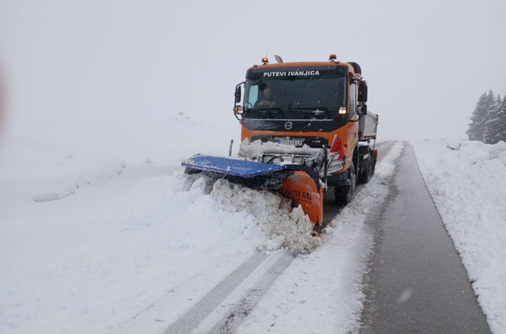 Okovani su: Palo više od 20 centimetara snega FOTO