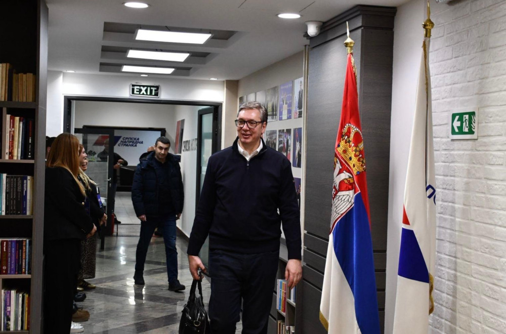 Vučić u štabu SNS-a; Kratko se oglasio nakon zatvaranja biračkih mesta FOTO