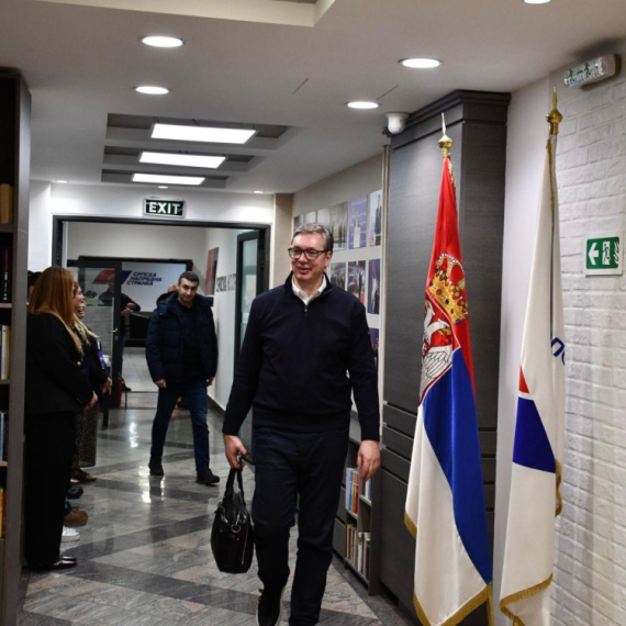 Vučić u štabu SNS-a; Kratko se oglasio nakon zatvaranja biračkih mesta FOTO